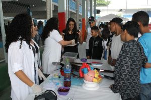 Estudantes da Escola Municipal Isabel Nascimento de Mattos participam de Feira de Ciências. Ao todos foram apresentados 30 trabalhos.