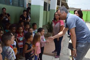 Prefeito Alex de Freitas visita creche Dona Belinha. Instituição recebeu uma série de melhorias para atender crianças entre 0 e 5 anos.