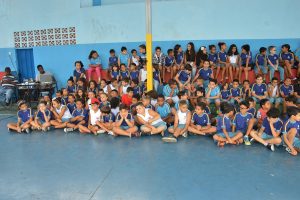 Escola Municipal Vasco Pinto da Fonseca recebe kits escolares. Entrega foi realizada pelos secretários de educação.
