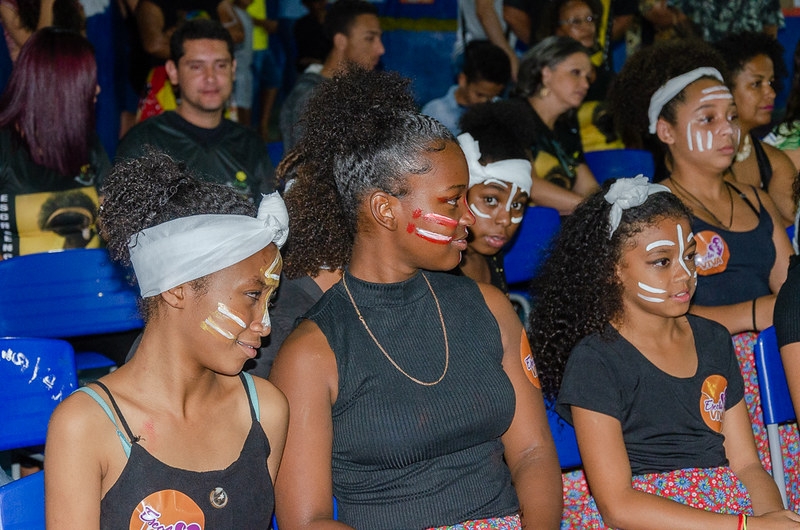 No Dia da Consciência Negra, colégio posta foto de 'blackface' de alunos
