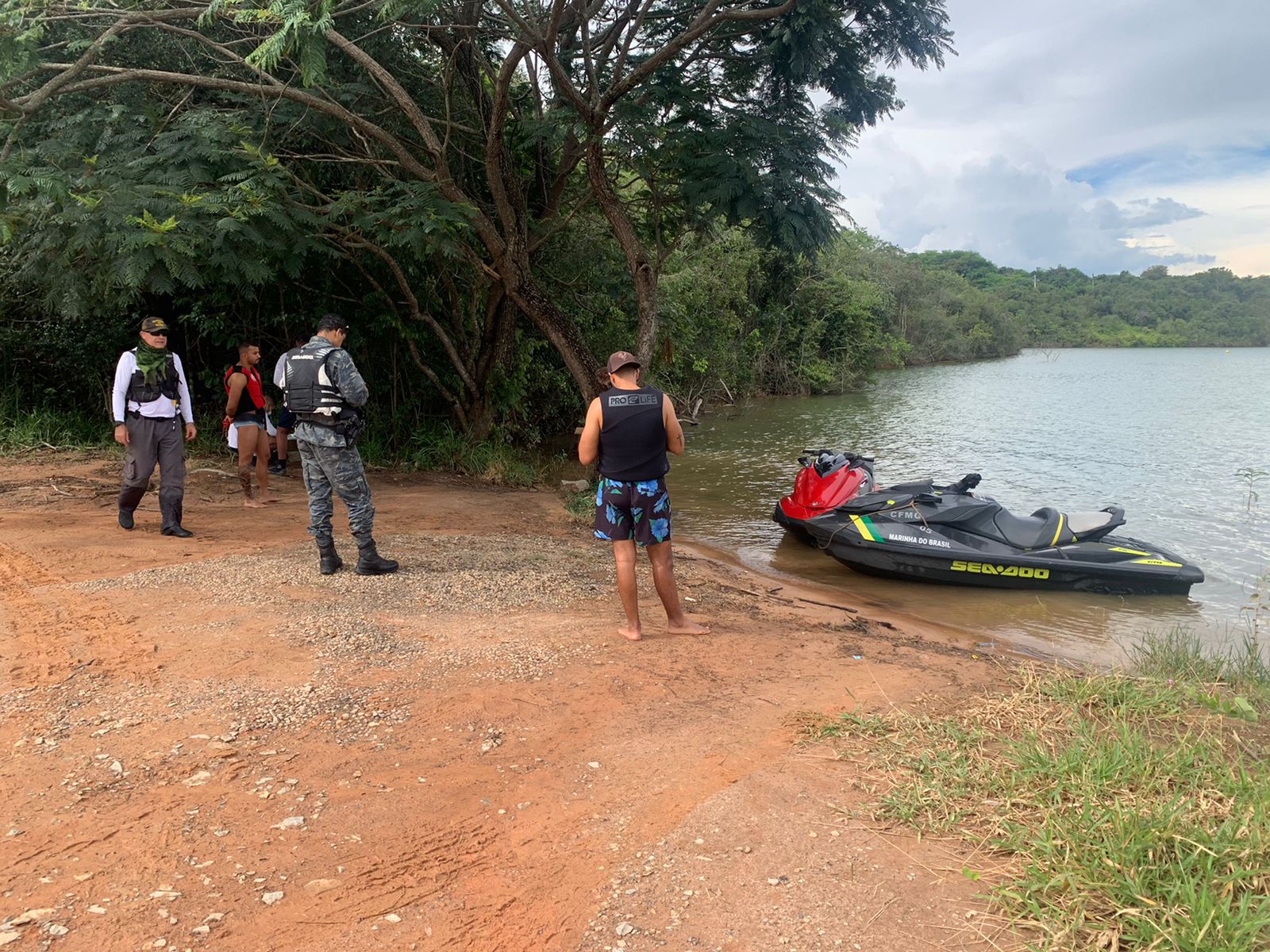 Ação conjunta da Guarda Municipal com a Marinha fiscaliza embarcações em Várzea das Flores