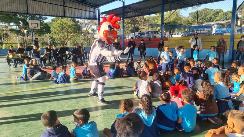 Proteção Escolar da Guarda Civil faz intervenções educativas e surpreende alunos com a visita de mascote do Galo