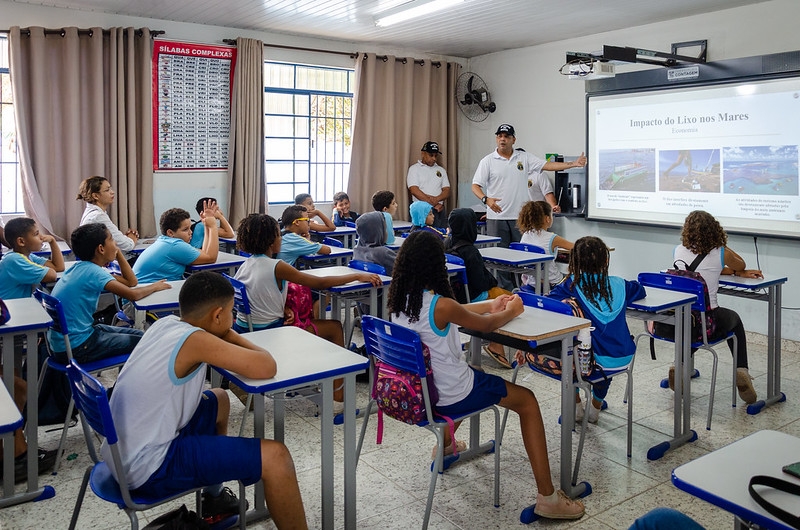Guarda Civil e Marinha do Brasil promovem ação educativa com alunos da E.M. José Silvino Diniz