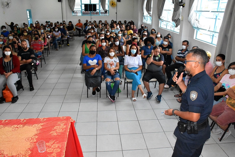 Prefeitura se reúne com a comunidade do bairro Tropical para anunciar medidas de segurança nas escolas